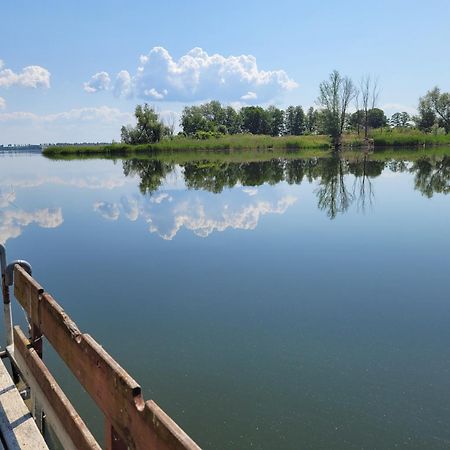Domek Nad Jeziorem Przy Lini Brzegowej Gorowychy, Pomorze Kültér fotó